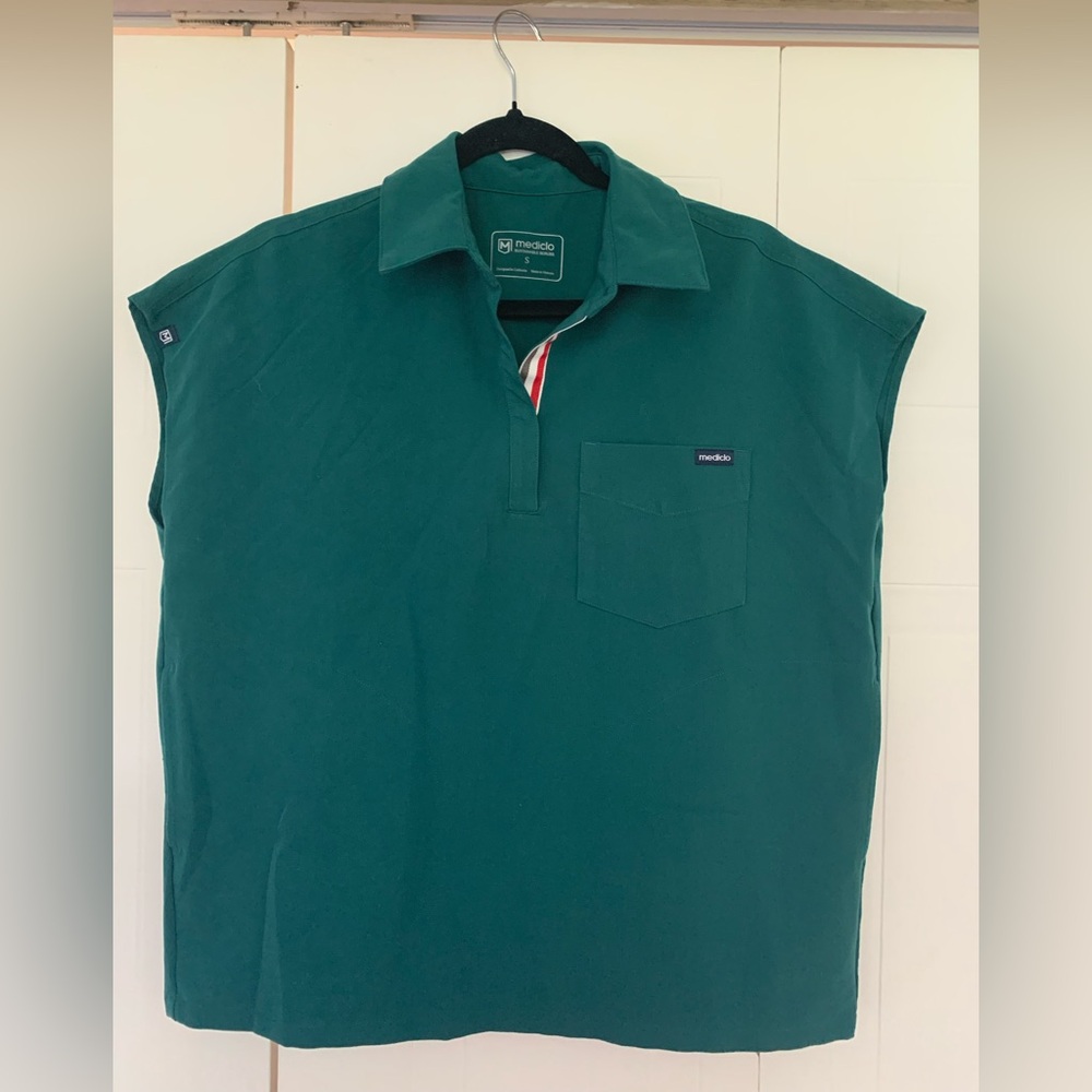 Mediclo collared scrub top